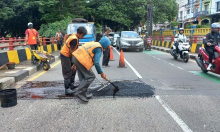Ngerinya Lubang Jalan: Musuh Utama Ban Dan Pelek Motor