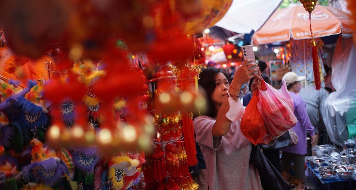 Nyapu Saat Imlek Bikin Sial? Cek Faktanya Di Sini!