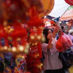 Nyapu Saat Imlek Bikin Sial? Cek Faktanya Di Sini!