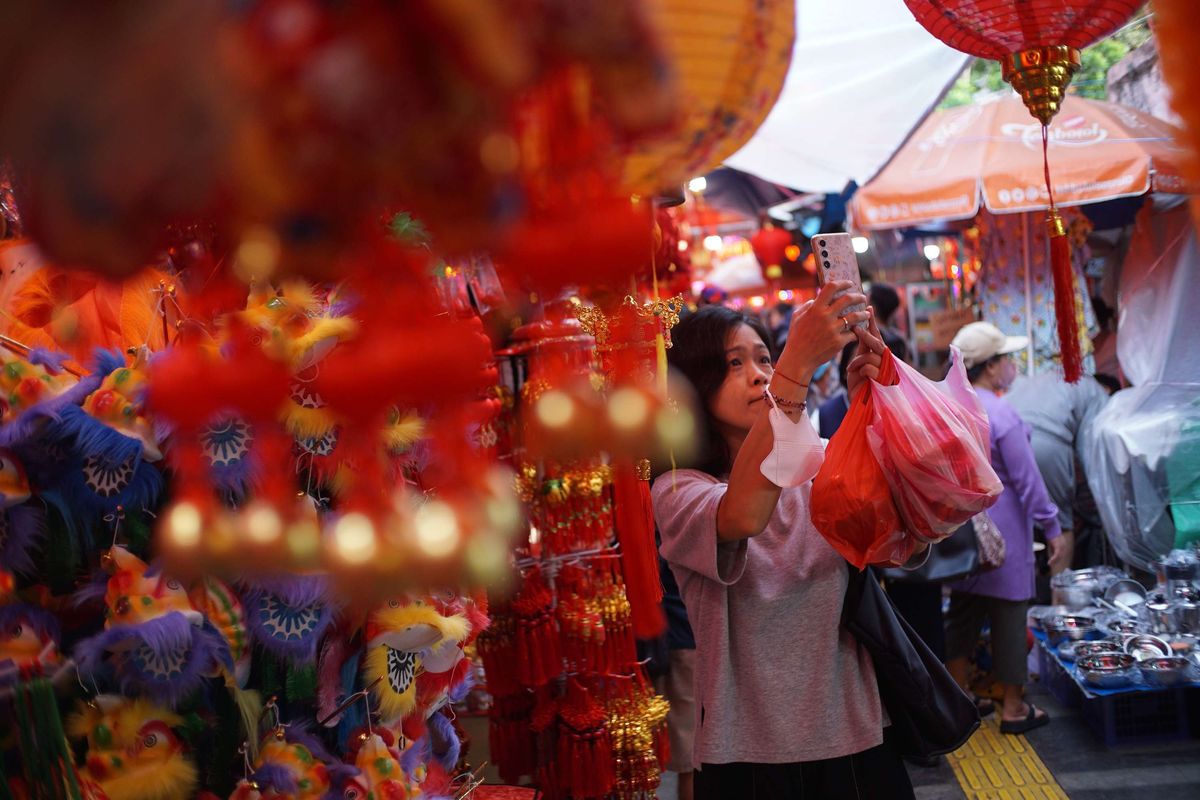 Nyapu Saat Imlek Bikin Sial? Cek Faktanya Di Sini!