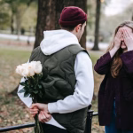 Gak Bisa Bohong! 3 Kode Tubuh Kalau Gebetan Naksir Kamu