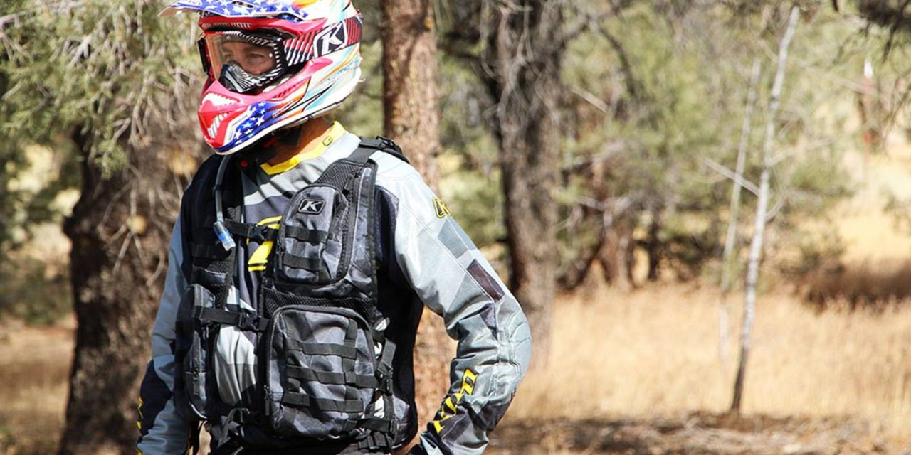 Biar Makin Maco, Pakai Rompi Motor Pria Ini Saat Riding!