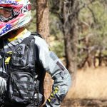Biar Makin Maco, Pakai Rompi Motor Pria Ini Saat Riding!