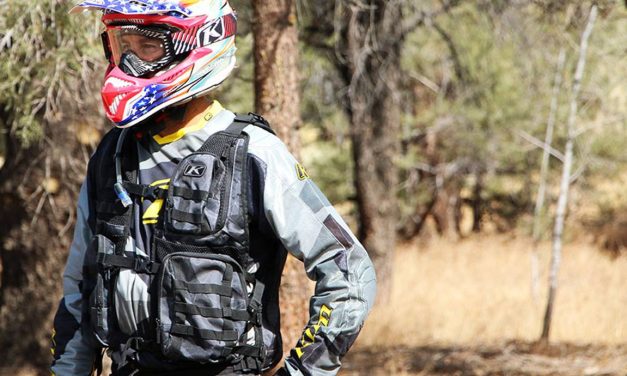 Biar Makin Maco, Pakai Rompi Motor Pria Ini Saat Riding!