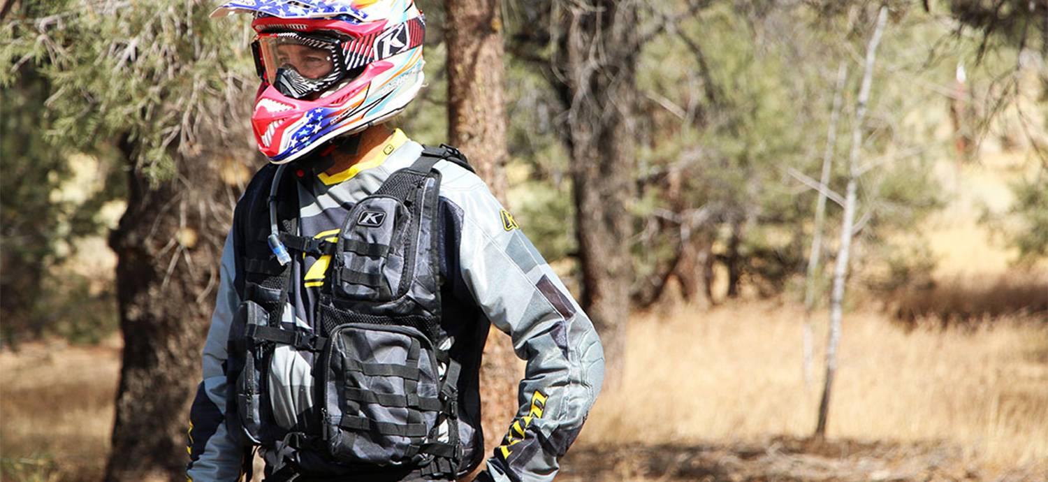 Biar Makin Maco, Pakai Rompi Motor Pria Ini Saat Riding!