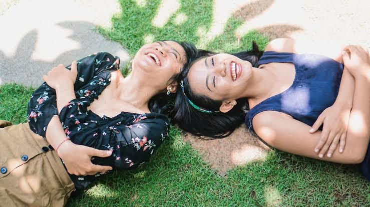 Bukan Cuma Seru, Temenan Beda Usia Bisa Jaga Mental