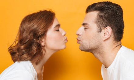 Efek Samping Ciuman Bibir: Bikin Hubungan Tambah Bahagia!