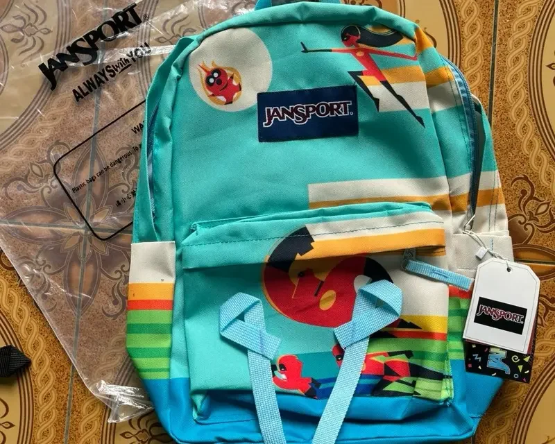 Nggak Cuma Awet, Ransel JanSport Wanita Ini Bikin Tampil Kece!
