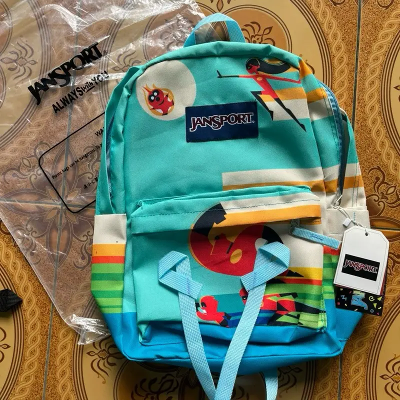 Nggak Cuma Awet, Ransel JanSport Wanita Ini Bikin Tampil Kece!